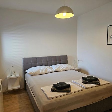 Bc Apartments - Mit Zentralheizung セニ エクステリア 写真