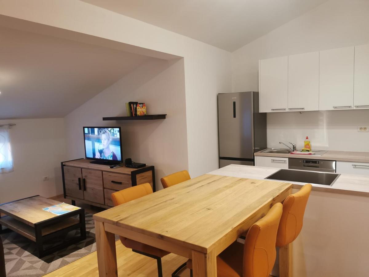 Bc Apartments - Mit Zentralheizung セニ エクステリア 写真
