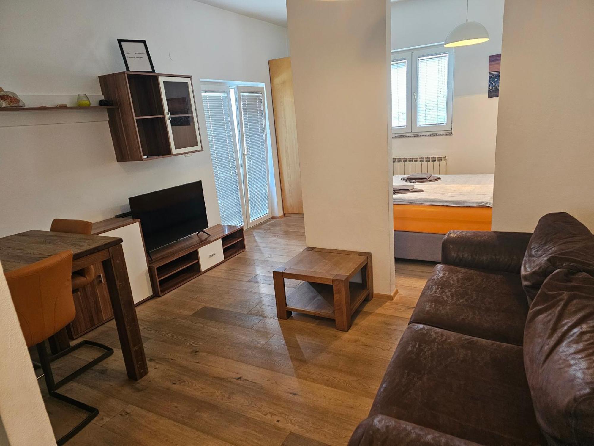Bc Apartments - Mit Zentralheizung セニ エクステリア 写真
